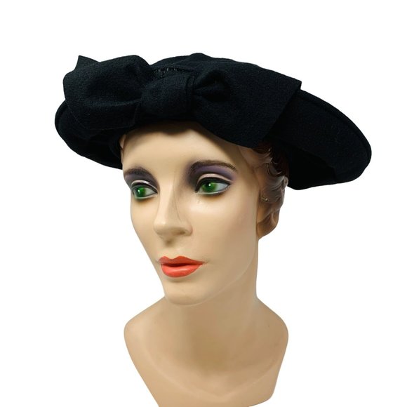 Vintage 1940s Black Wool Round Bow Hat With Arrow Brooch Details main image 6